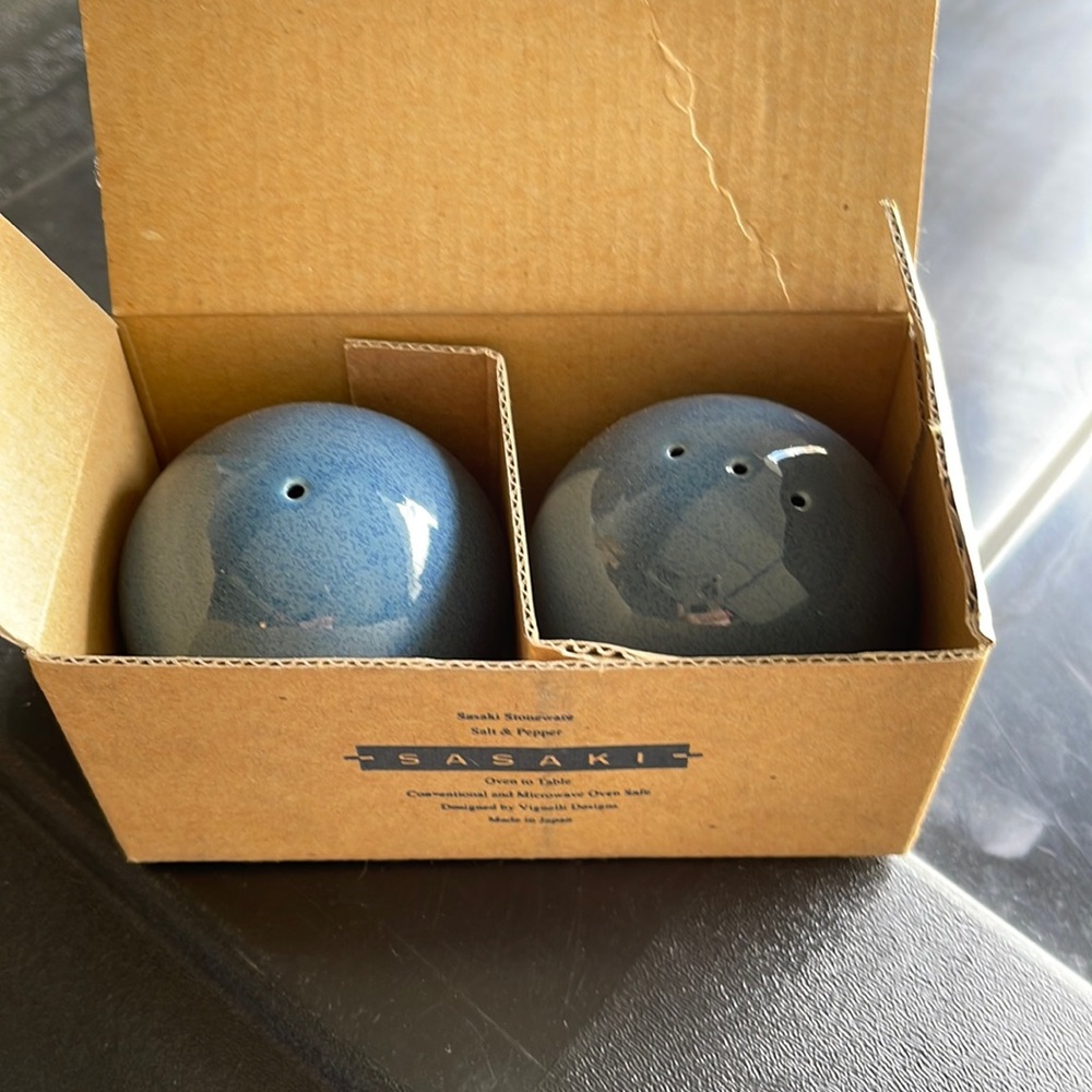 New  Sasaki Colorstone Teal Spherical Salt & Pepper Shakers